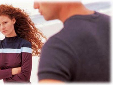 情侣共骑一辆单车，女子双腿跨坐男子腿上，有多辣眼睛？