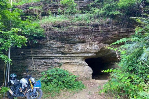 毛泽东诗词暮色苍茫看劲松乱云飞渡仍从容天生一个仙人洞无限风光在险峰其中所