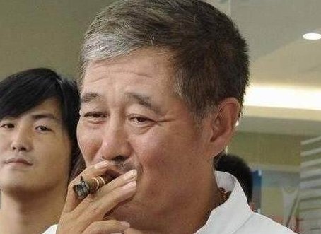 盘点明星们抽的烟，胡歌抽中华，赵本山抽的一般人抽不起，赵本山抽的啥烟？
