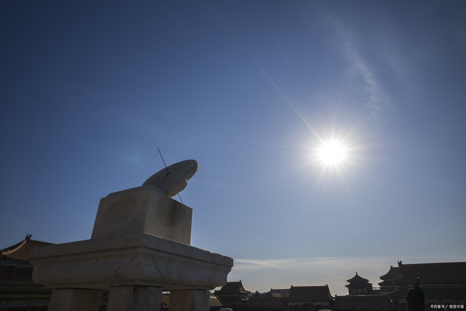 很多人都很好奇,到底这蓝太阳是怎么回事?为什么会有这种情况呢?