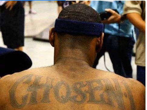 詹姆斯背后的英文字母是什么意思？