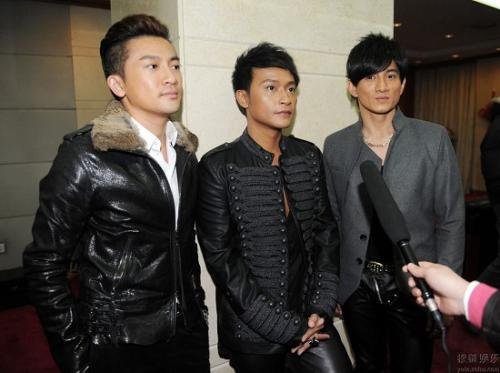 我们就这样慢慢长大是哪首歌里的?