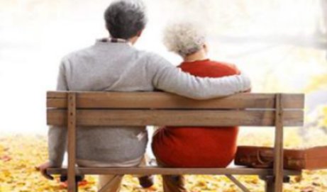 今朝若是同淋雪，此生也算共白头。出处