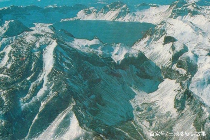 东北地区被称为“白山黑水”，难道说那里的山很白、水很黑吗？