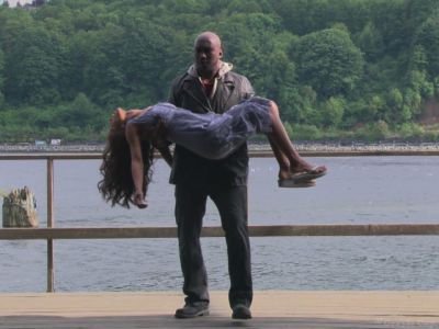 横抱昏迷美女图