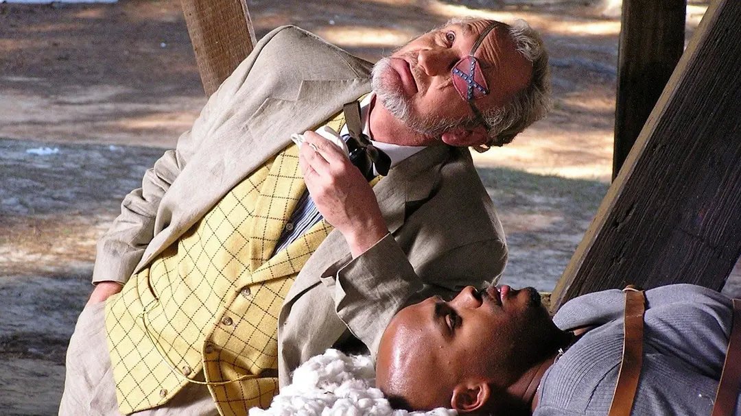 电影《2001个疯子》里为什么村民都是鬼魂呢？