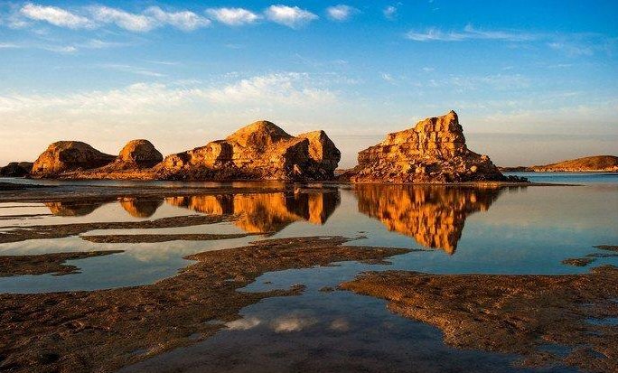 我国海拔最高的盆地是( )