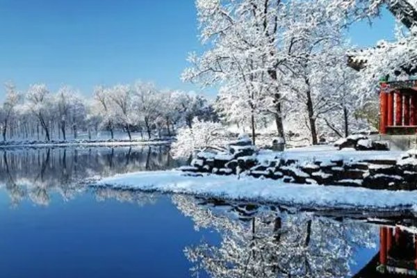 我们常用阳春白雪和下里巴人指代高雅和通俗的文艺作品这两个成语最初指的是