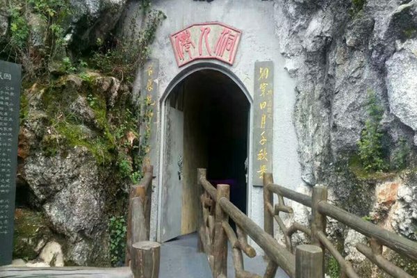 毛泽东诗词暮色苍茫看劲松乱云飞渡仍从容天生一个仙人洞无限风光在险峰其中所