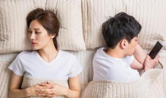 一段感情久了，为什么女方会越陷越深，男方反而越来越浅？