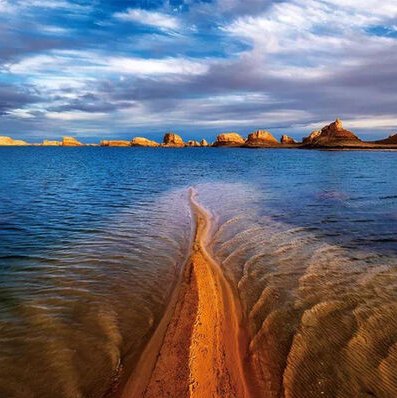 我国海拔最高的盆地是（ ）