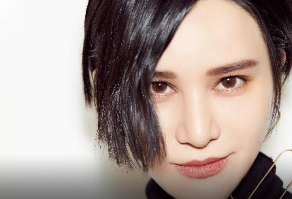 原谅我有点冷漠坐在安静的角落这歌词的歌名是什么？