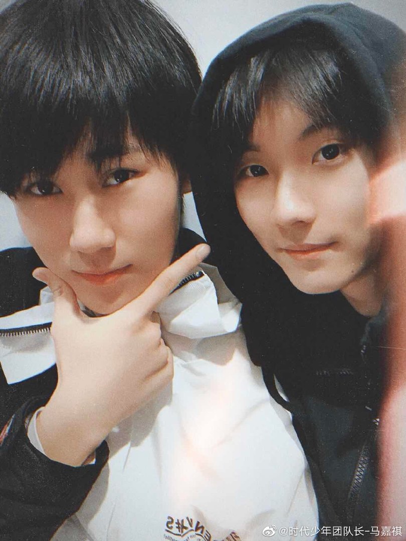 马嘉祺为什么叫郑州蛊王，他双胞胎哥哥马嘉诚照片来了