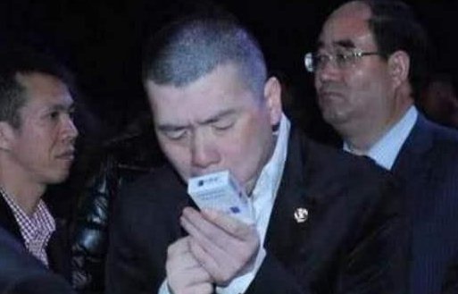 盘点明星们抽的烟，胡歌抽中华，赵本山抽的一般人抽不起，赵本山抽的啥烟？