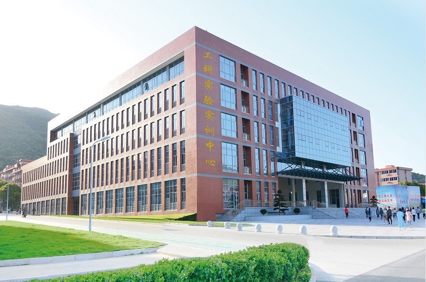 无锡太湖学院学费是多少？