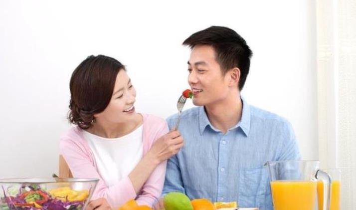 一段感情久了，为什么女方会越陷越深，男方反而越来越浅？