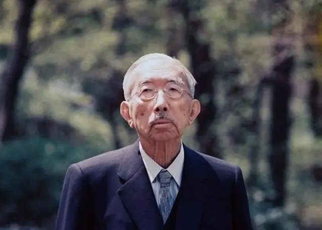 日本天皇夫妇赴英参加女王国葬,首相未受邀,天皇和首相谁的级别高?