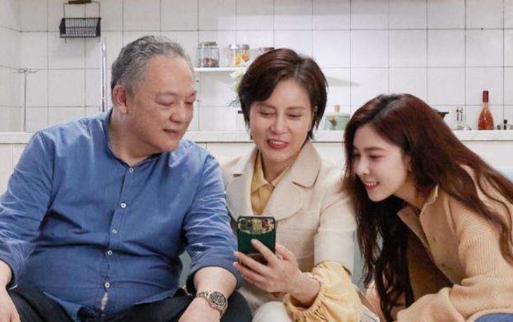 宋妍霏有几个父亲？