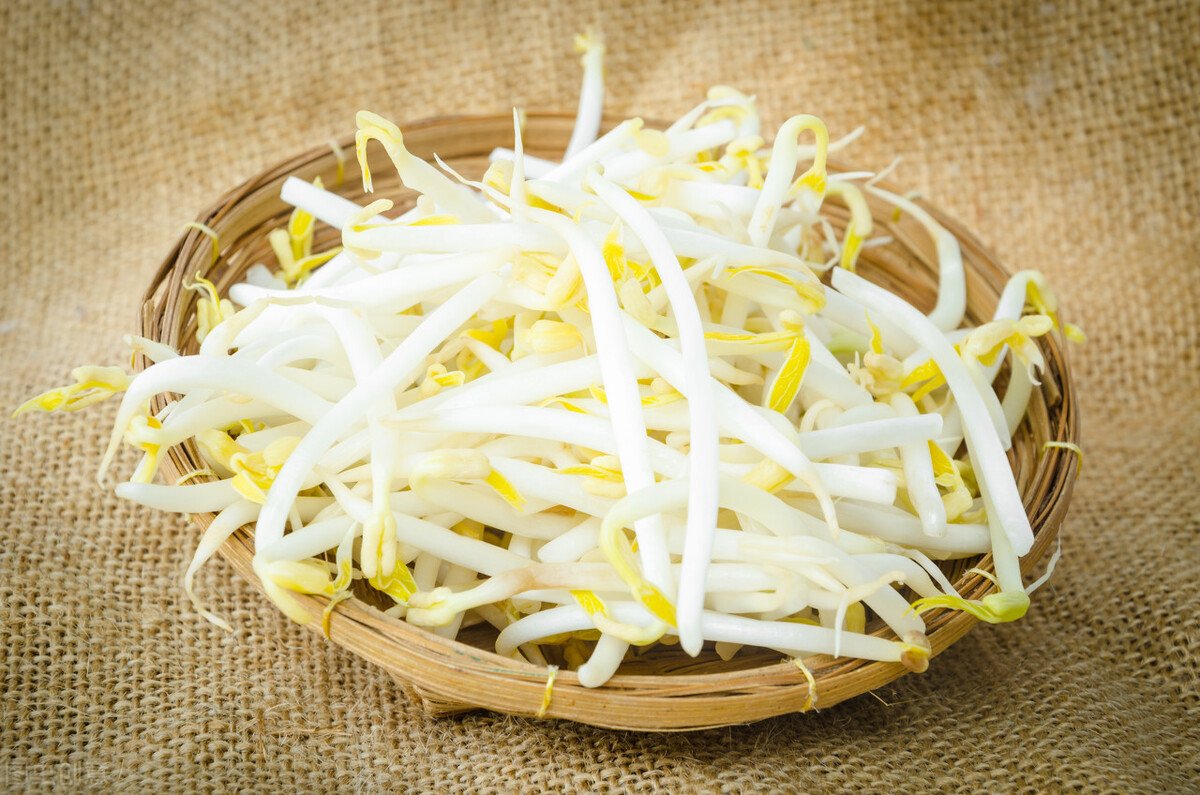 昆明毒豆芽作坊曝光，所谓的“豆芽营养液”到底是啥东西？