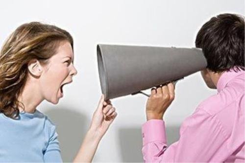 情侣共骑一辆单车，女子双腿跨坐男子腿上，有多辣眼睛？