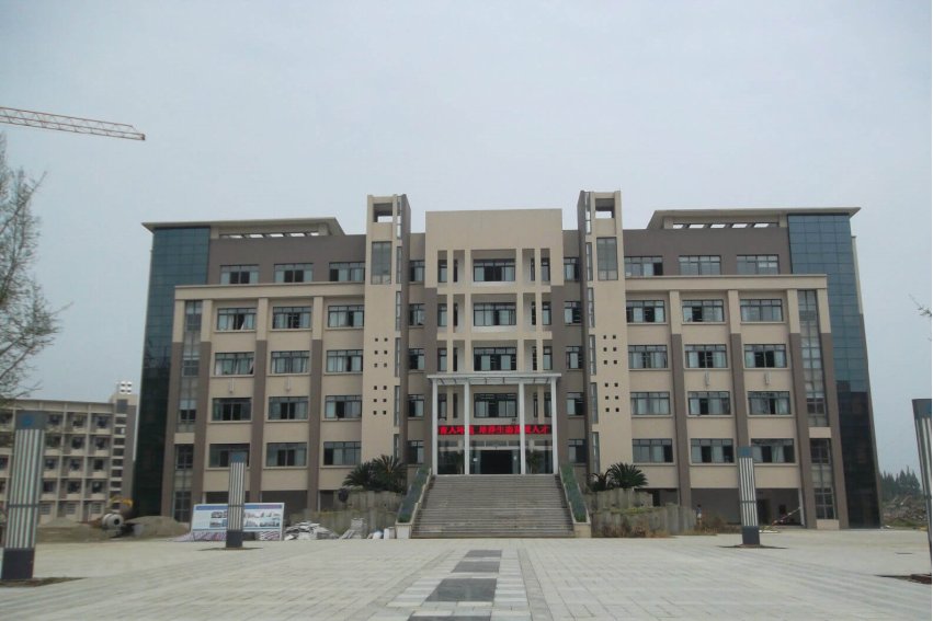 眉山车城中学现任校长是谁？