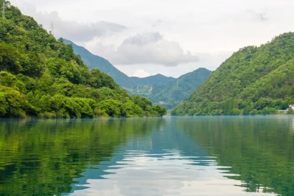 一道残阳铺水中,半江瑟瑟半江红中的瑟瑟在古代指什么