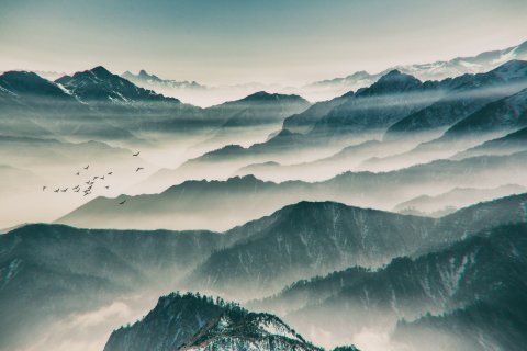 杜甫诗《望岳》中“岱宗夫如何”一句中的“岱宗”指的是（  ）？