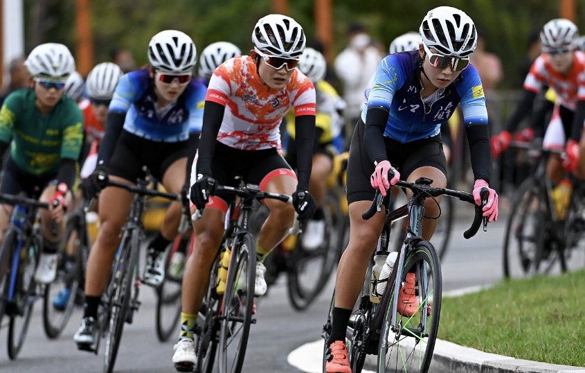 后来者居上的意思