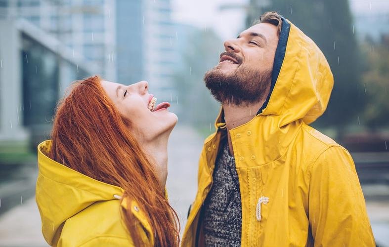 假如你的前妻跟你的一个朋友在一起了,你会不会跟他们断联?