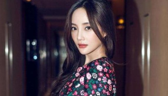 李小璐事件发酵，妈妈张伟欣受“牵连”，过往情史都被扒出来了吗？