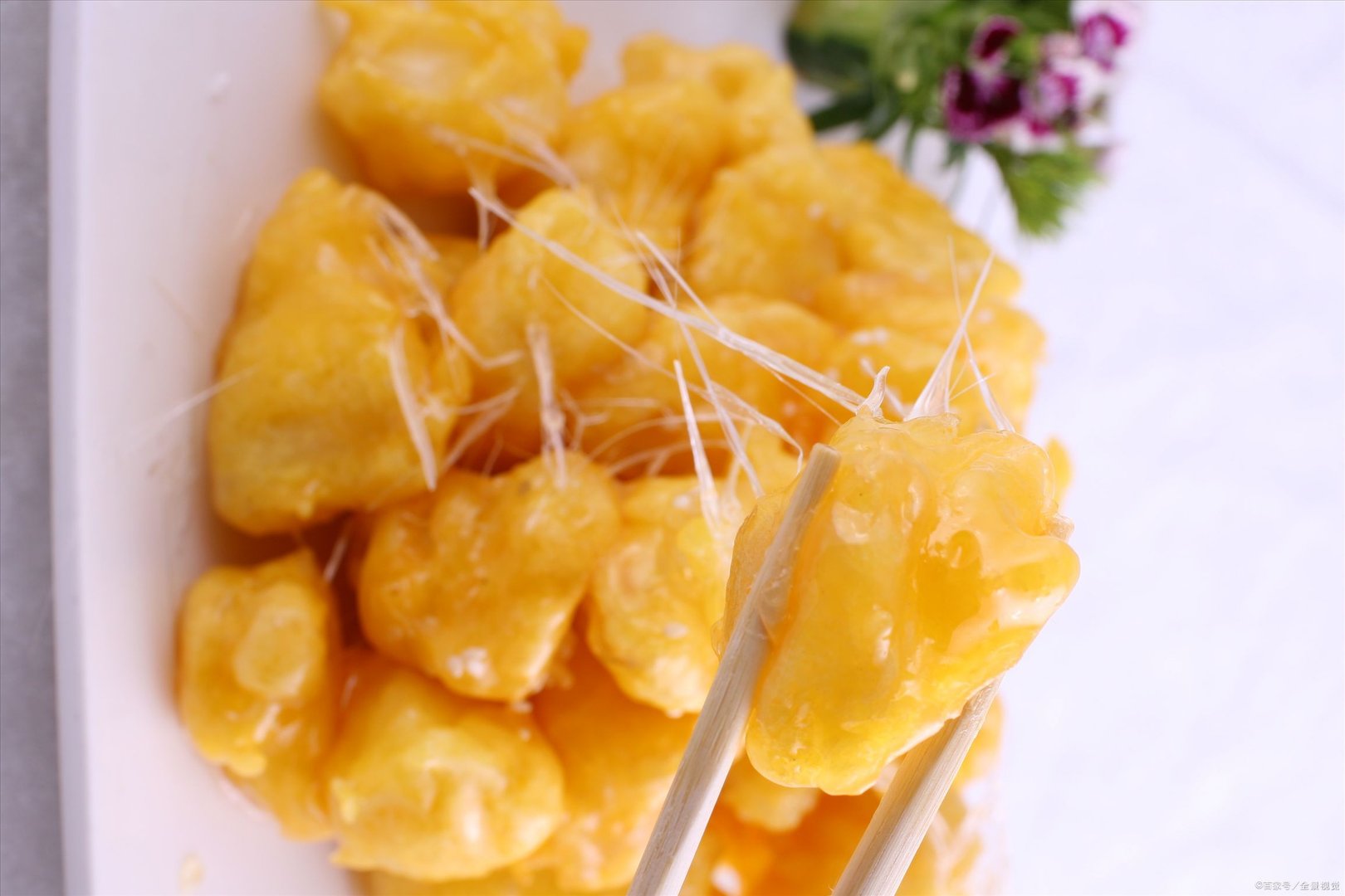 拔丝苹果怎么做才简单?熬糖是用水还是用油?