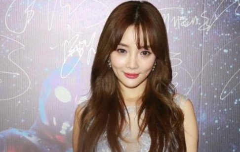 李小璐事件发酵，妈妈张伟欣受“牵连”，过往情史都被扒出来了吗？