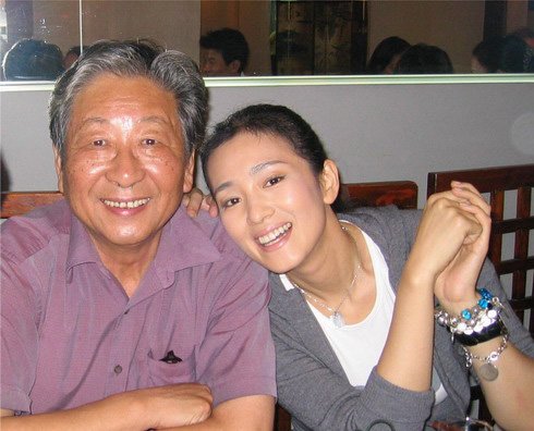 梁伯龙的人物简介