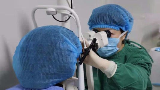 近视眼是可以通过手术治疗的，近视激光手术的原理是什么？