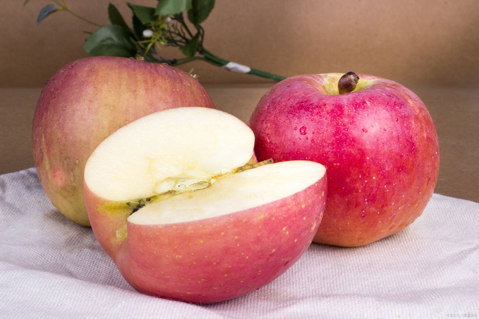 拔丝苹果怎么做才简单?熬糖是用水还是用油?