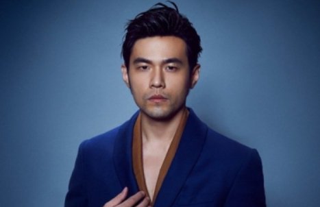 周杰伦那首歌词有 手牵手一步两步.....望着天的歌叫什么名字