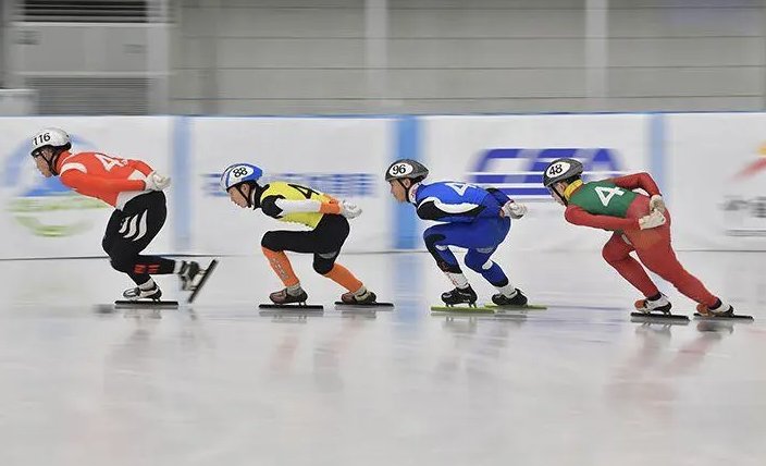 后来者居上的意思