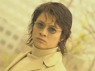 尹天照在《我和僵尸有个约会》中饰演的况国华和况天佑是什么关系？