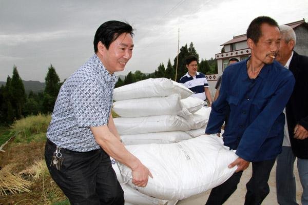 “布衣之怒，亦免冠徒跣，以头抢地尔”，平民百姓生气为什么要撞地？