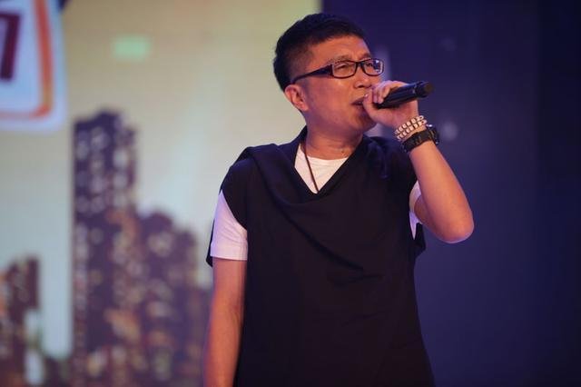 一句歌词：两个人 走到一起不容易。歌名叫什么？