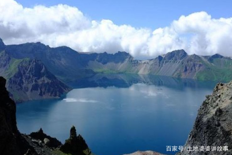 东北地区被称为“白山黑水”，难道说那里的山很白、水很黑吗？