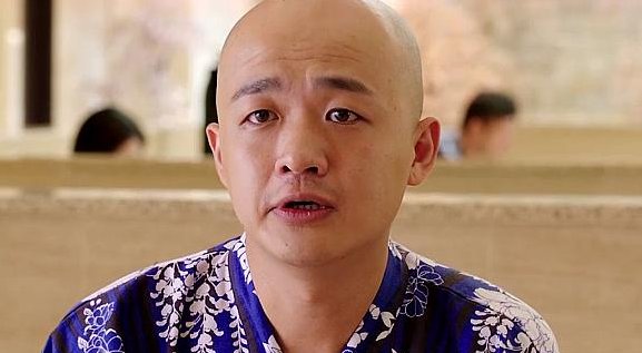 包贝尔出演的《熟悉的陌生人》主要表达了什么？