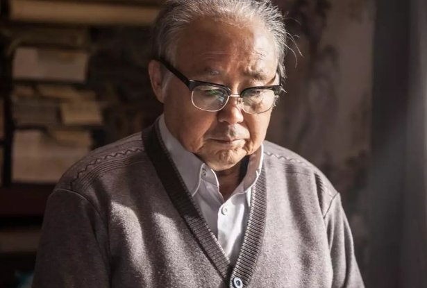 启功先生的名言“能将忙事成闲事，不薄今人爱古人。”是什么意思?