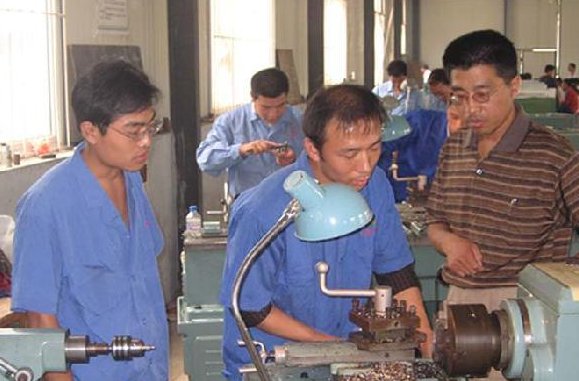 人们常说的蓝领指的是从事什么类型工作的人?