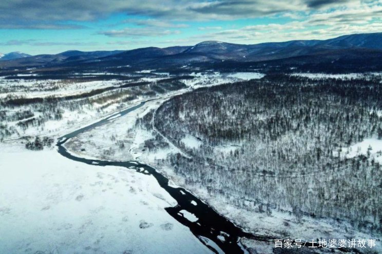 东北地区被称为“白山黑水”，难道说那里的山很白、水很黑吗？