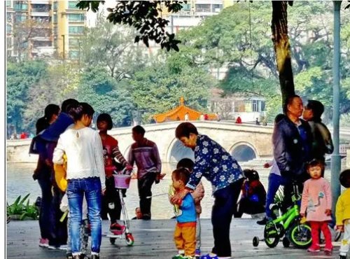 公园里真热闹有的有的还有的写一段话