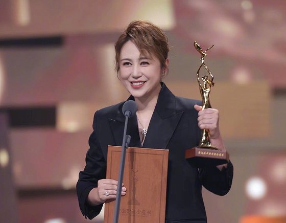 马丽获金鹰奖晒与师父何炅合照表感谢，两人为什么是师徒？