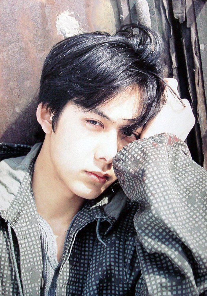 上世纪最后一位美少年42岁了仍帅气，曾因打人事业受挫，后来他过得怎样？