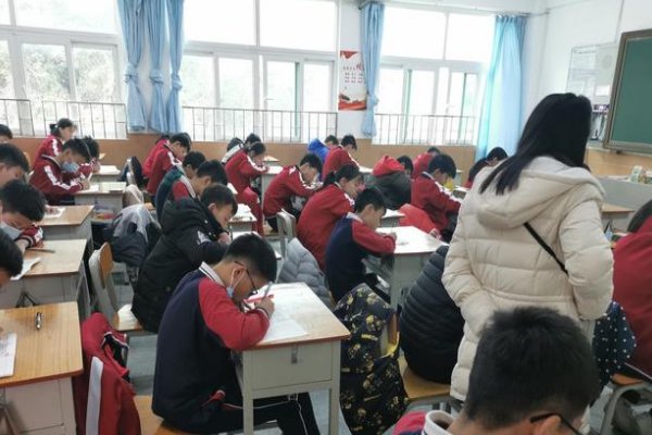 4.多么温暖多么明亮的火焰啊,简直像一支小小的蜡烛 (用加点的词语造句)