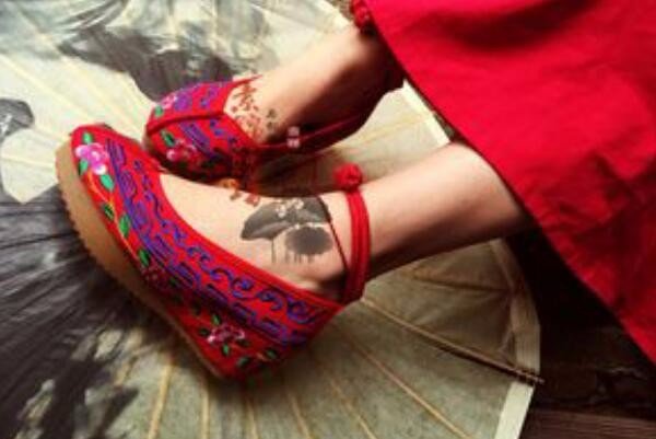 酒店床底发现绣花鞋，关于绣花鞋的恐怖电影哪部情节最吓人？